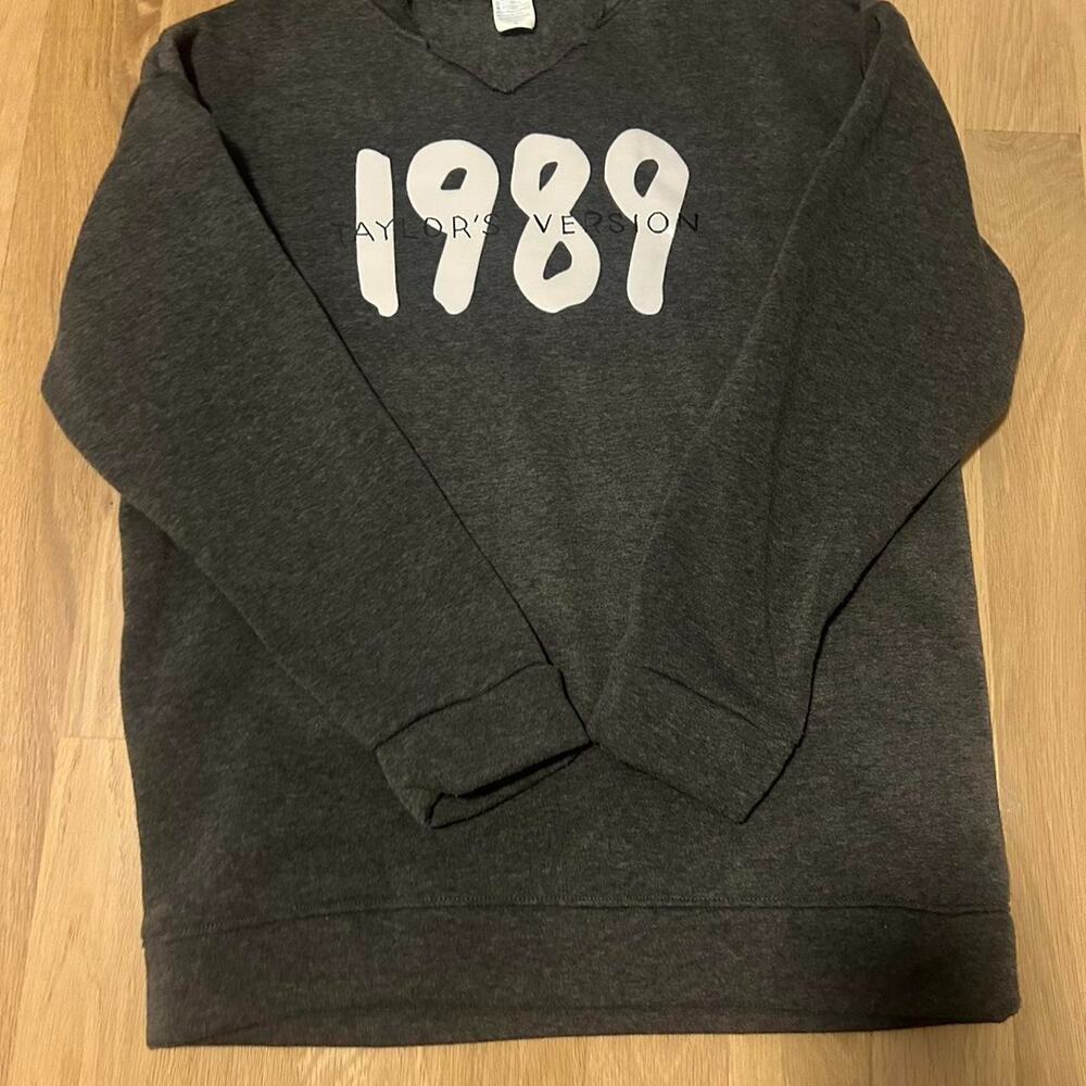 Women’s Oversized Small Taylor’s Version 1989 World Tour Custom Sweatshirt Grey